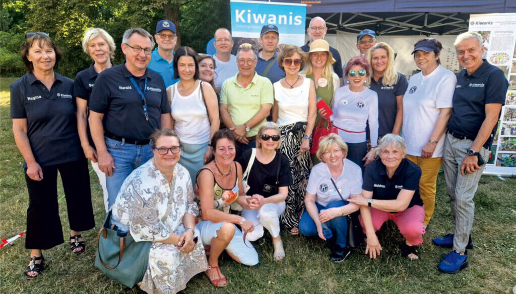 Wspólne zdjęcie uczestników spotkania podczas  pikniku w Lennépark (Frankfurt nad Odrą)
