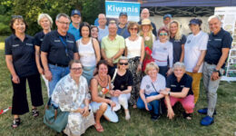 Wspólne zdjęcie uczestników spotkania podczas  pikniku w Lennépark (Frankfurt nad Odrą)